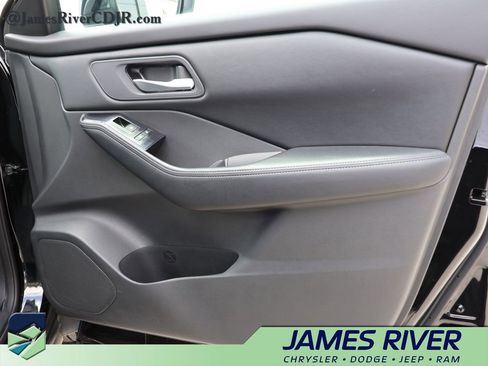 Used 2025 Nissan Rogue SV FWD image 8