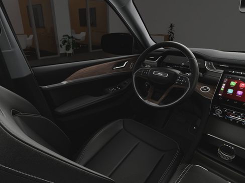 Used 2025 Jeep Grand Cherokee Limited w/ Luxury Tech Group II image 19