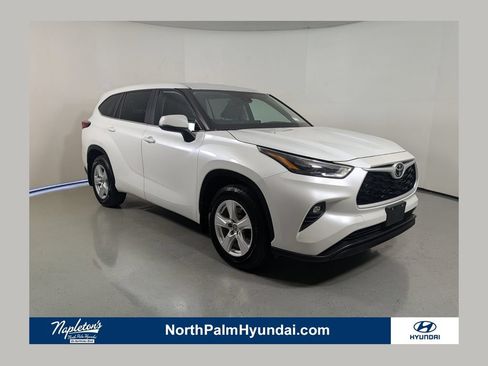 Used 2023 Toyota Highlander LE FWD image 1