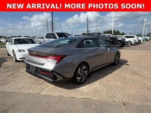 Used 2024 Hyundai Elantra Limited FWD image 2