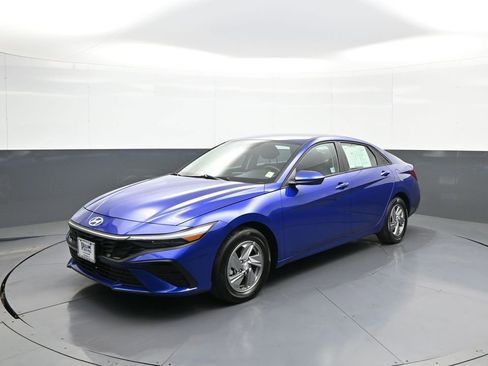 Used 2025 Hyundai Elantra SE FWD image 1