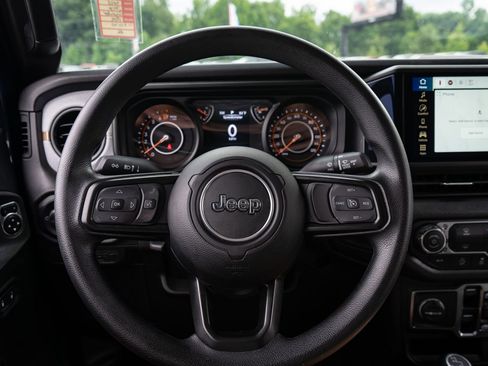 Used 2025 Jeep Gladiator Mojave AWD/4WD image 28