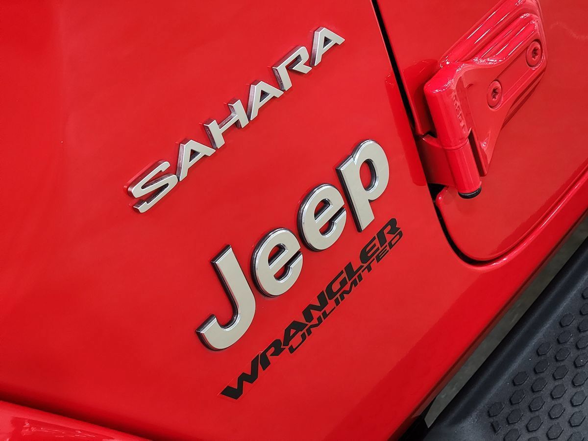 Used 2018 Jeep Wrangler Unlimited Sahara w/ Cold Weather Group AWD/4WD image 25