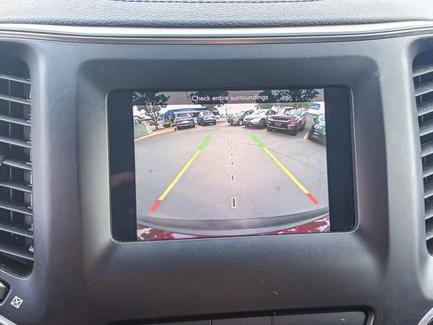 Used 2019 Jeep Cherokee Latitude Plus w/ Cold Weather Group AWD/4WD image 23