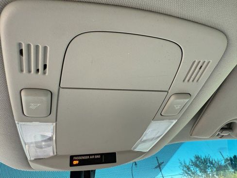 Used 2009 Cadillac DTS w/ Trunk Convenience Package image 31