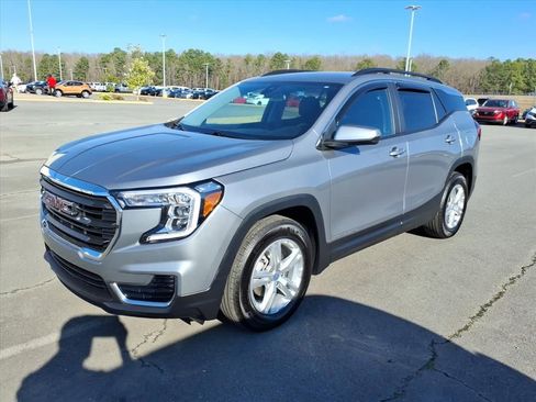 Used 2024 GMC Terrain SLE w/ Driver Convenience Package image 3
