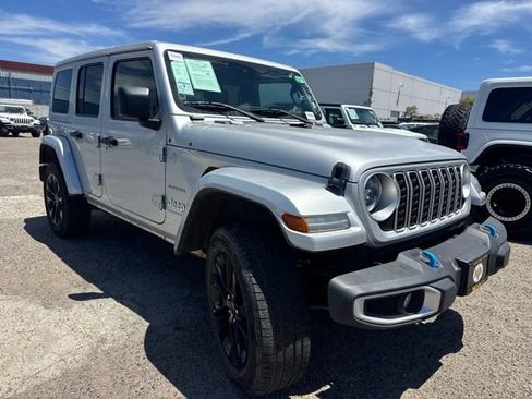 Used 2024 Jeep Wrangler Unlimited Sahara AWD/4WD image 3