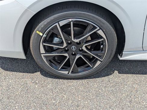 New 2025 Nissan Sentra SR w/ Trunk Package image 10