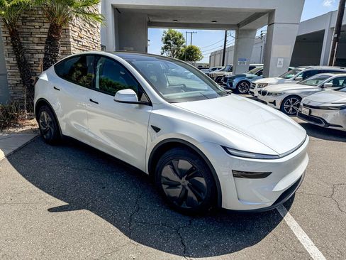 Used 2026 Tesla Model Y 2WD image 2