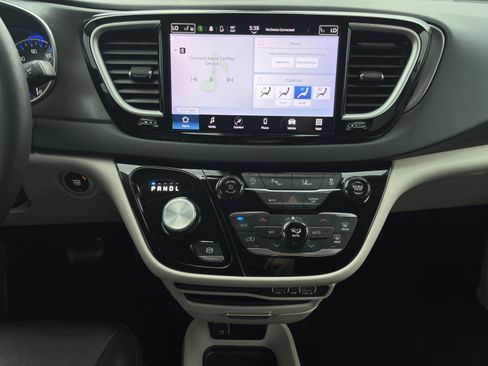 Used 2024 Chrysler Pacifica Touring-L FWD image 25