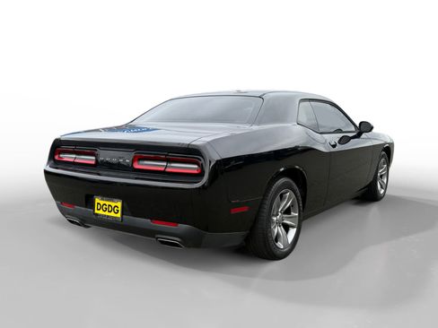 Used 2016 Dodge Challenger SXT RWD image 5