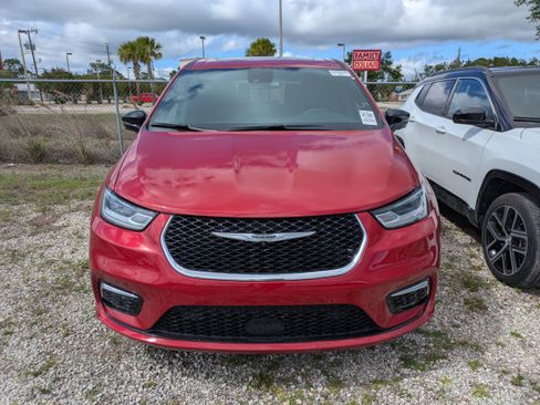 Used 2025 Chrysler Pacifica Select AWD/4WD image 3