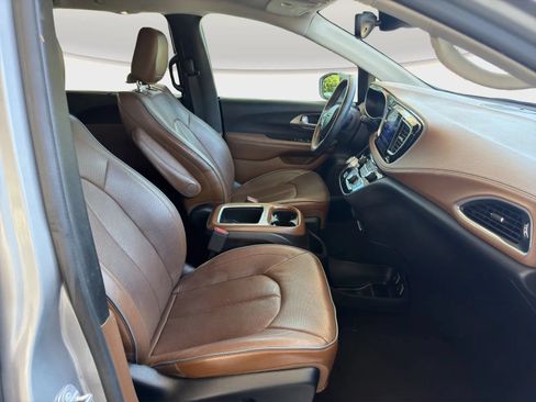 Used 2017 Chrysler Pacifica Limited w/ Advanced Safetytec Group FWD image 18