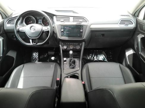 Used 2018 Volkswagen Tiguan SE w/ Panoramic Sunroof Package FWD image 3