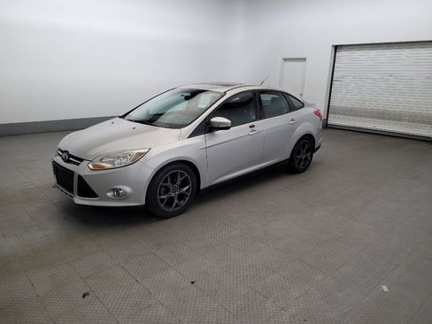 Used 2014 Ford Focus SE w/ Equipment Group 201A FWD image 2