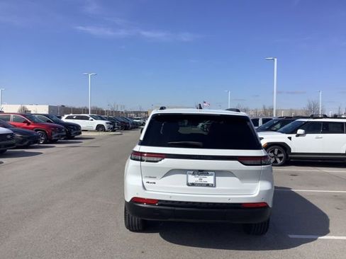 Used 2023 Jeep Grand Cherokee Altitude AWD/4WD image 5