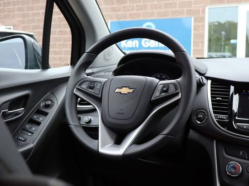 Used 2022 Chevrolet Trax LT w/ LT Convenience Package AWD/4WD image 37