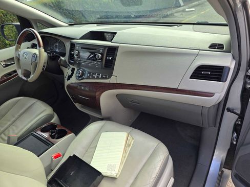 Used 2014 Toyota Sienna Limited image 12