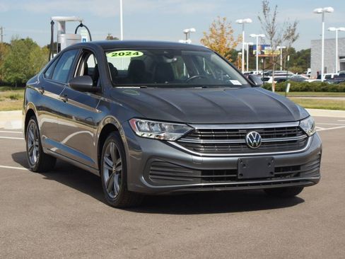 Used 2024 Volkswagen Jetta SE image 2