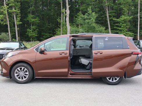 Used 2022 Toyota Sienna LE FWD image 4