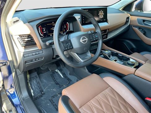 Used 2025 Nissan Rogue Platinum w/ Tech Package image 7