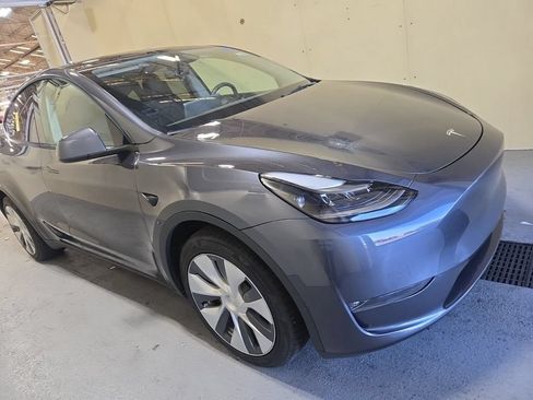 Used 2023 Tesla Model Y Long Range AWD/4WD image 3