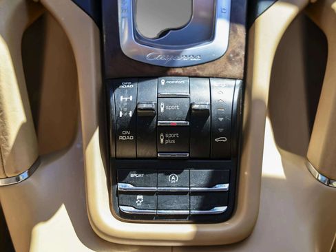 Used 2016 Porsche Cayenne Turbo image 24