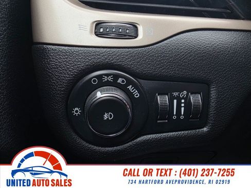 Used 2015 Jeep Cherokee Latitude w/ Cold Weather Group AWD/4WD image 18