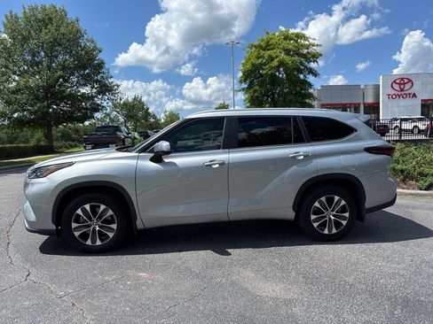 Used 2024 Toyota Highlander XLE FWD image 3