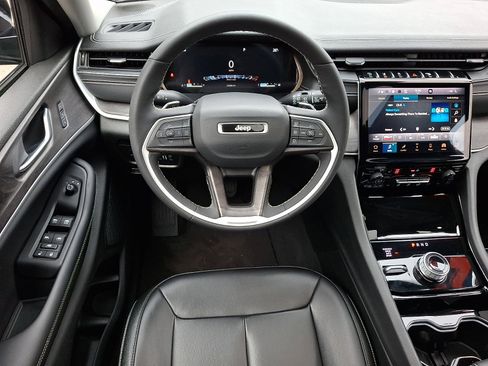 Certified 2023 Jeep Grand Cherokee L Limited AWD/4WD image 12