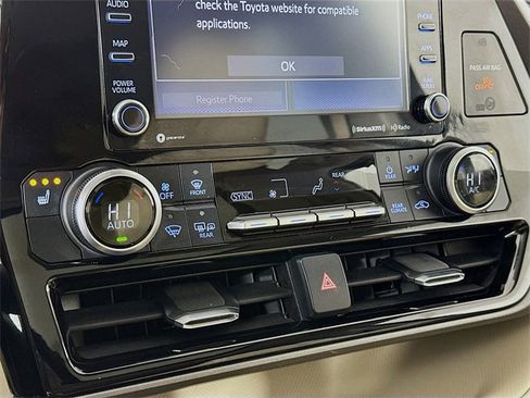 Used 2022 Toyota Highlander XLE image 28