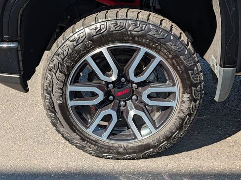 Used 2024 GMC Sierra 1500 AT4 w/ Technology Package AWD/4WD image 12