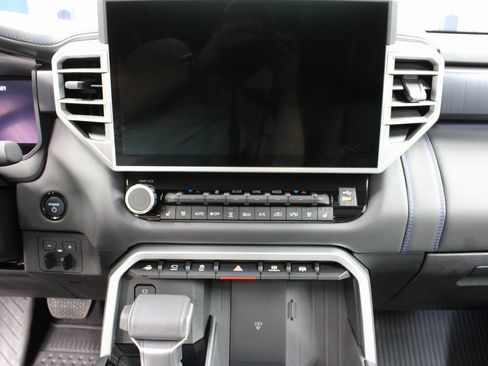 Used 2025 Toyota Sequoia Platinum image 13