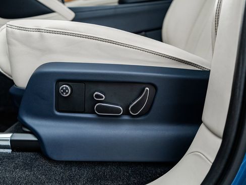 Certified 2022 Bentley Bentayga image 24