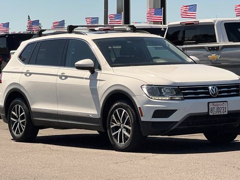 Used 2020 Volkswagen Tiguan SE w/ Panoramic Sunroof Package FWD image 2