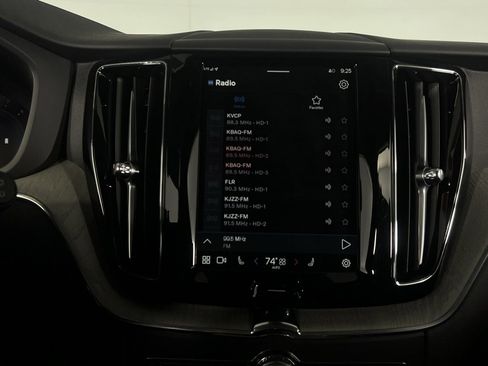 Used 2025 Volvo XC60 B5 Plus image 20