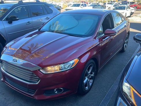 Used 2015 Ford Fusion SE image 2