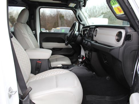 Used 2023 Jeep Wrangler Unlimited Sahara image 11