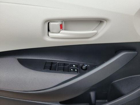 Used 2025 Toyota Corolla LE w/ Convenience Package image 18