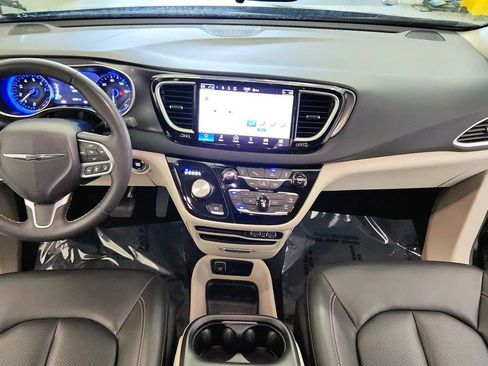 Used 2023 Chrysler Pacifica Touring-L FWD image 28
