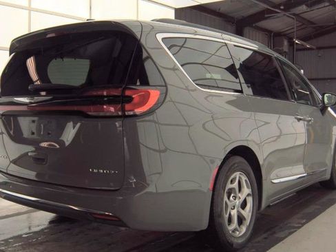 Used 2023 Chrysler Pacifica Limited image 4