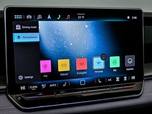 Used 2025 Volkswagen Tiguan SE w/ Panoramic Sunroof Package image 21