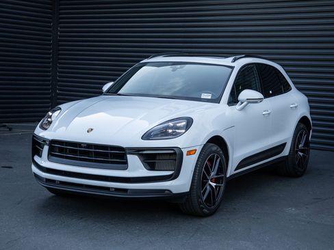 Certified 2022 Porsche Macan S image 1