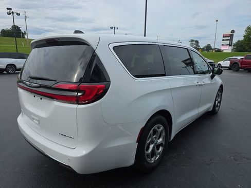 Used 2024 Chrysler Pacifica Limited FWD image 8