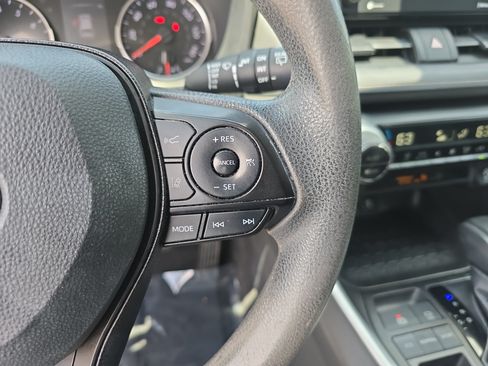 Used 2021 Toyota RAV4 XLE w/ Convenience Package FWD image 18