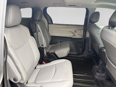 Certified 2022 Toyota Sienna XLE w/ XLE Plus Package FWD image 22