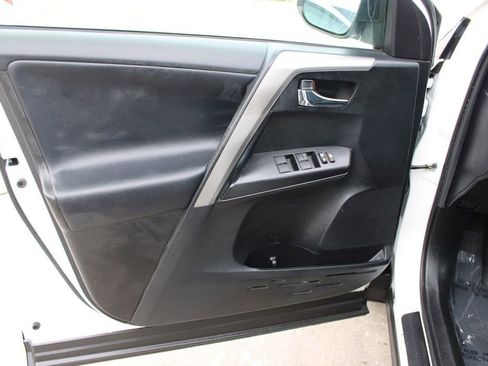 Used 2018 Toyota RAV4 XLE image 18