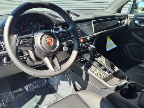Certified 2025 Porsche Macan image 4