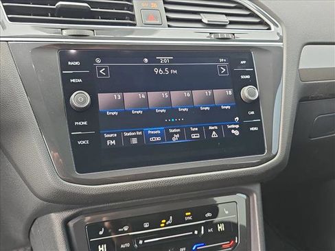 Used 2024 Volkswagen Tiguan SE w/ Panoramic Sunroof Package image 11
