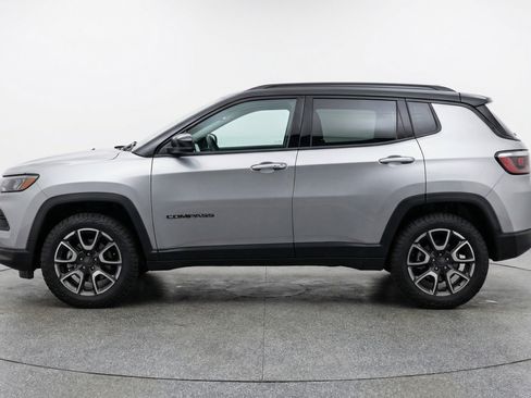 Used 2025 Jeep Compass Trailhawk image 5